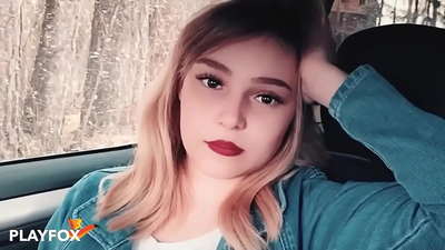 સેક્સી બેબ આનંદપૂર્વક ડિસ્કાઉન્ટ કાર્ડ પર ચૂસે છે